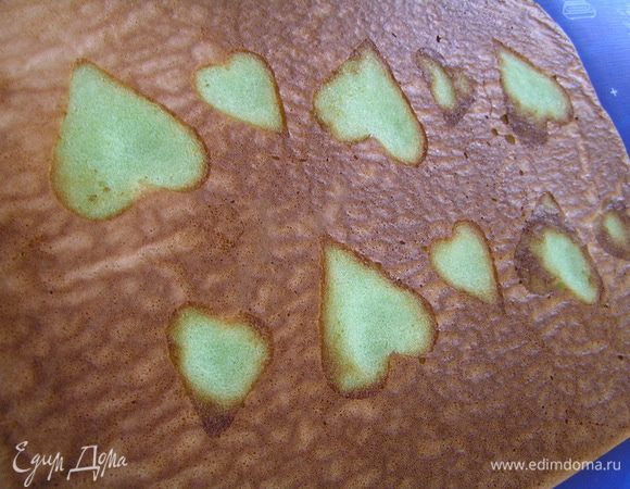 Лекгим движением рук перевернуть бисквит на подготовленную поверхность и снять бумагу для выпечки. Можно немножко полюбоваться ;)