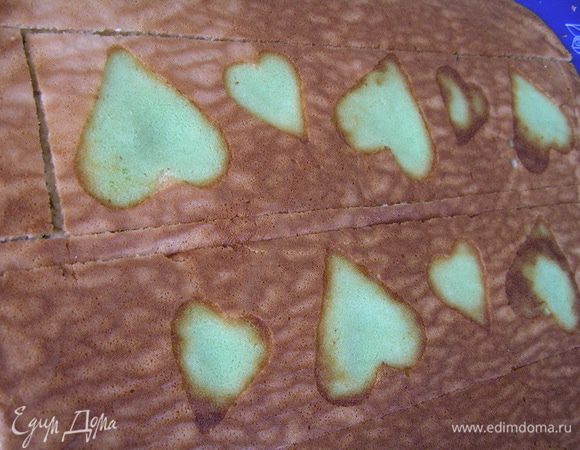 Затем снова отмерить нужную высоту для торта, разрезать бисквит на полоски,