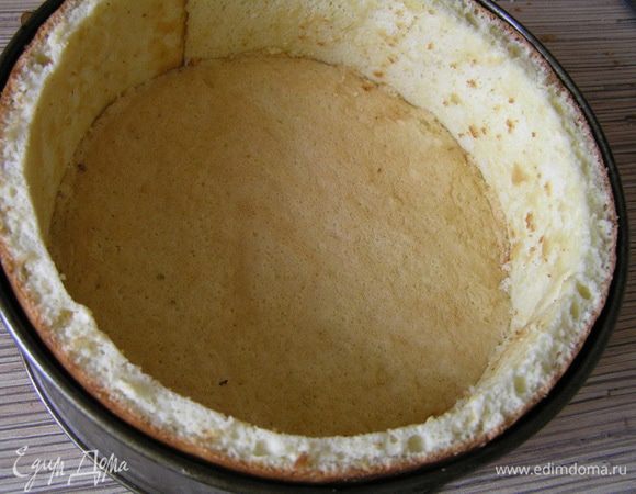 Идеальный бисквит обрезать до нужного диаметра, вставить внутрь формы (должно быть плотное соединение с бисквитом-декором).