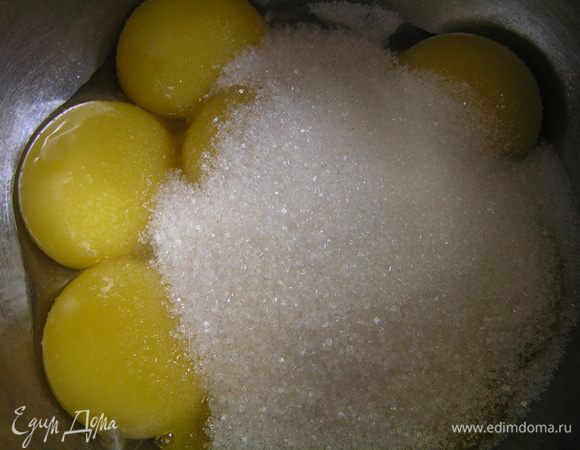 Приготовить баварский лаймовый мусс. Желатин замочить в холодной воде до набухания. Желтки смешать с сахаром.