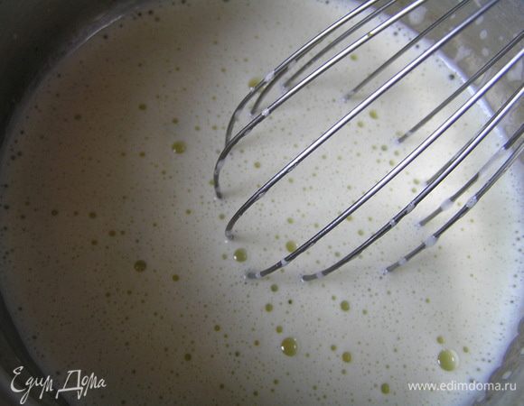 влить в яичную массу, перемешать, вылить все обратно в кастрюльку (для быстроты я использовала 2 кастрюльки и не переливала). Постоянно помешивая венчиком, снова довести массу до 85°. ***Этот крем очень нежный, главное — не переварить, поскольку при 86° желтки сворачиваются. Но если желтки у Вас все-таки сварились, то нужно процедить крем через сито.*** 