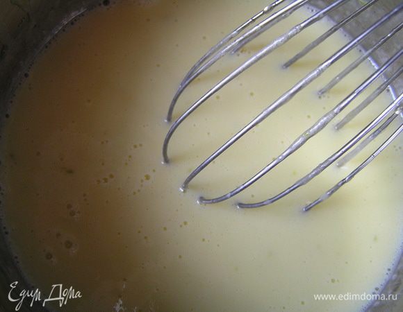 Снять с огня, добавить лаймовый сок, затем добавить распущенный на водяной бане желатин, перемешать.

