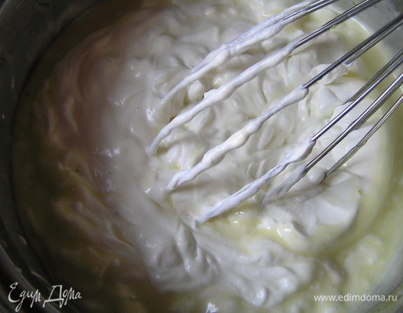 Охлажденные сливки взбить до устойчивых форм пик, деликатно ввести в остывший до комнатной температуры баварский лаймовый крем. 
