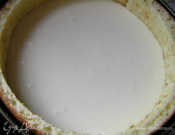 Примерно чуть больше половины мусса вылить в форму с бисквитами. Убрать в холодильник до застывания. ***Я убирала в морозилку, быстрее получается***