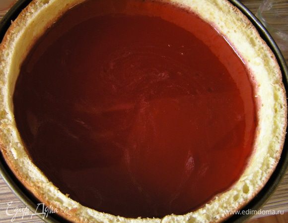 Приготовить гранатовое желе. Желатин замочить в 50 мл гранатового сока до набухания, затем распустить на водяной бане, смешать с гранатовым соком и сахаром, вылить поверх застывшего мусса (но оставить примерно 50-70 мл для дальнейшего использования). Убрать в холодильник до застывания.