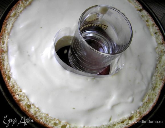 Достать торт из холодильника, в центр поместить формочку в виде сердца (но чтобы была выше торта), поставить груз, залить муссом до краев торта. Убрать в холодильник до застывания.