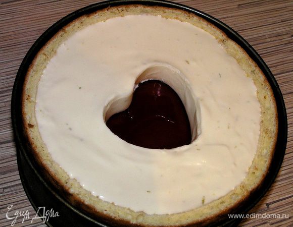 Достать торт из холодильника, аккуратно вынуть формочку-сердце, 