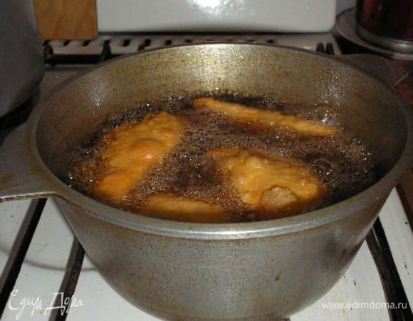 Готовим тесто: 0.5 литра горячей воды + соль по вкусу + 1 ст. раст. масла, добавить в теплое муку и замесить некрутое тесто. Лишнее тесто можно держать в морозилке.
