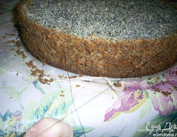 Выпекаем бисквит по рецепту http://www.edimdoma.ru/retsepty/45328-aromatnyy-makovyy-biskvit. Даем остыть в форме, вынимаем и острым ножом или ниткой разрезаем на 4 коржа. Бисквит почти не крошится и отлично режется на тонкие коржи.