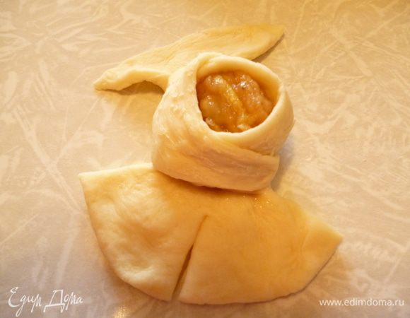 следующий лепесток закрепляем вот так,навстречу предыдущему