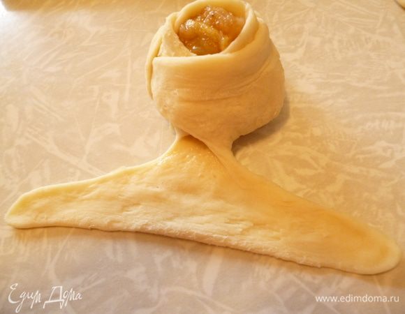 У последнего самого большого лепестка растягиваем  края вот так