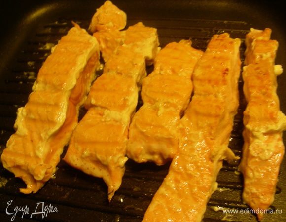 Лосось солим, перчим и готовим по Вашему усмотрению, можно рыбку запечь, или обжарить, или приготовить на пару. Я ее обжарила а сковороде-гриль, очень мне нравится результат - рыбка такая нежная внутри, тает во рту, а снаружи легкая корочка. 
