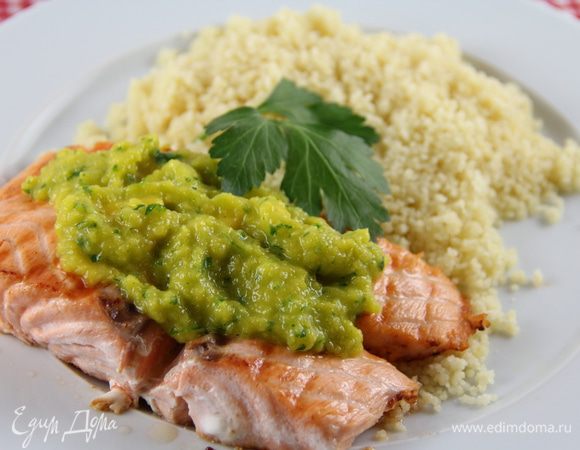 Подаем рыбку с гарниром по вкусу. У меня в книге предлагали ее сопроводить фенхелем и апельсином, приготовленными на гриле. А я решила подать с кускусом. Сверху рыбку поливаем соусом. Приятного аппетита)))