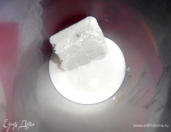 Всё делается моментально:творог в стакане для блендера заливаем кефиром 1:2!