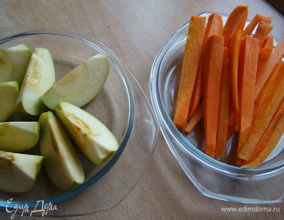 Яблоко и морковь очистить, порезать и можно отварить (на пару) или запечь в духовке