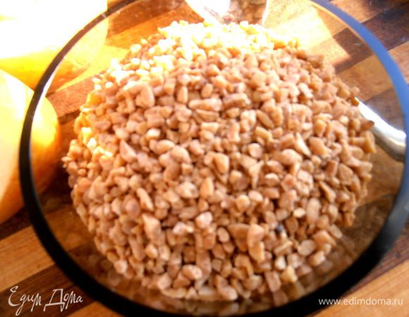 Для украшения верха берём дроблёный арахис.