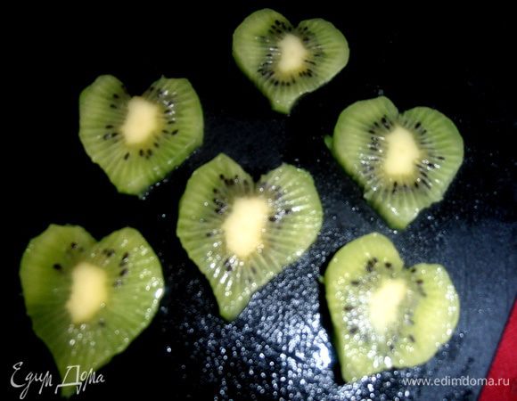 Ножом вырезаем сердечки.