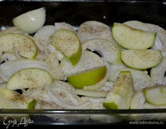 Разогреть духовку на 230 гр. Слегка смазать прямоугольную форму или противень олив.маслом.Выложить порезанный лук и яблочные дольки. Посолить и поперчить.