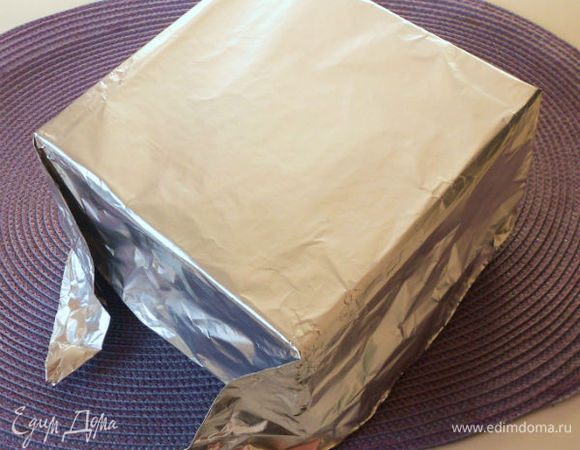 Квадратную жестяную форму для выпечки 23 х 23 см аккуратно обернуть снаружи плотной фольгой, точно повторяя все стороны, углы. 