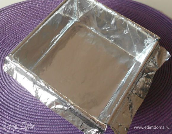 Затем осторожно снять фольгу и поместить её внутрь формы. Разгладить все морщинки и неровности. Можно по линейке отметить в нескольких местах на бортиках из фольги нужную высоту будущей шкатулки.