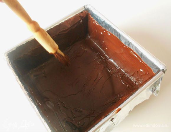 Я не вытерпела 30 мин и минут через 10 достала форму и ещё дополнительно нанесла шоколад на стенки кистью, т.к. боялась, что слой слишком тонкий. И снова в морозильник.
