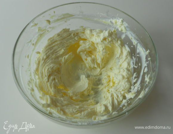 В это время приготовить начинку: развести какао 2-3 ст.л. кипятка. В большой миске взбить электрическим миксером мягкий сыр и мягкое  масло,
