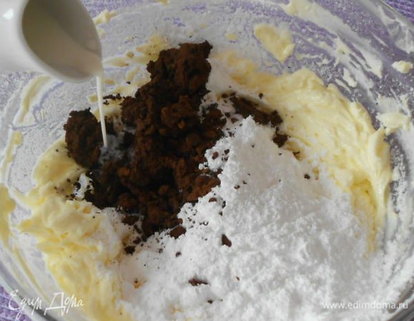  добавить сахарную пудру, какао и молоко. Взбивать до лёгкой , пышной массы.