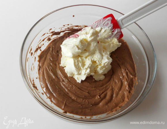 В маленькой миске взбить 350 мл сливок до жёстких пиков. С помощью силиконового шпателя или проволочного венчика ввести взбитые сливки в сырную смесь.