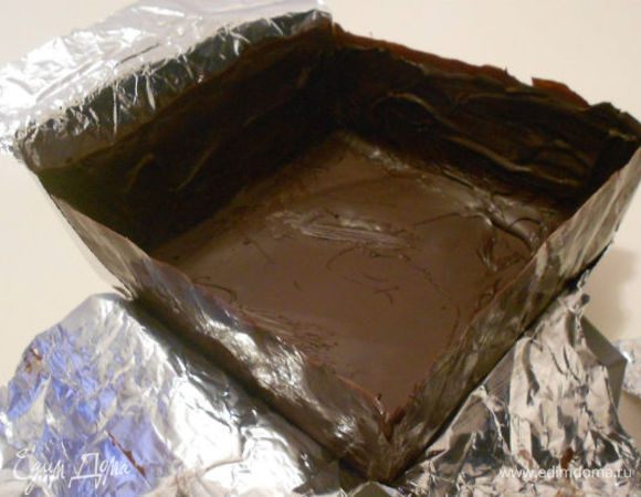 Вынуть шоколадную коробку в фольге из жестяной формы. Осторожно очистить шоколад от  фольги с боков и со дна. 