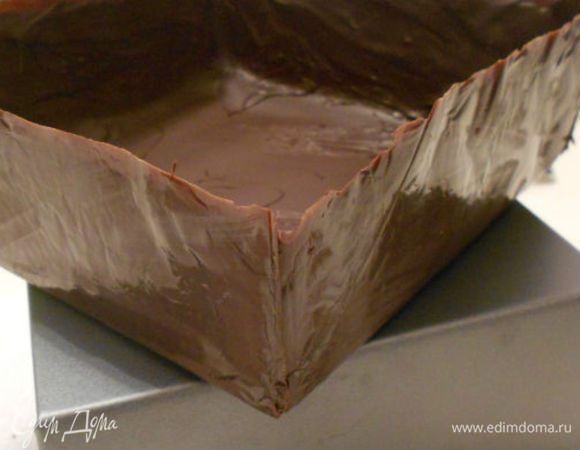 Если верх бортиков получился недостаточно ровным, можно подравнять его горячим ножом.
