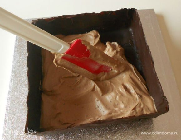 Поставить шоколадную форму на плоское блюдо или доску. Равномерно выложить в неё сырно-сливочную начинку и поставить в морозилку на 2 часа, затем либо хранить до одних суток в холодильнике ( не в морозилке!), либо закончить оформление и подавать.