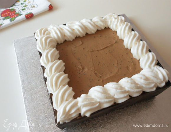 Для финального оформления в маленькой миске взбить оставшиеся сливки до жёстких пиков, выложить их в кондитерский мешок с большой насадкой "звёздочка" (не менее 1 см в диаметре) и сделать  из них бордюр поверх начинки с внутренней стороны шоколадной коробки.