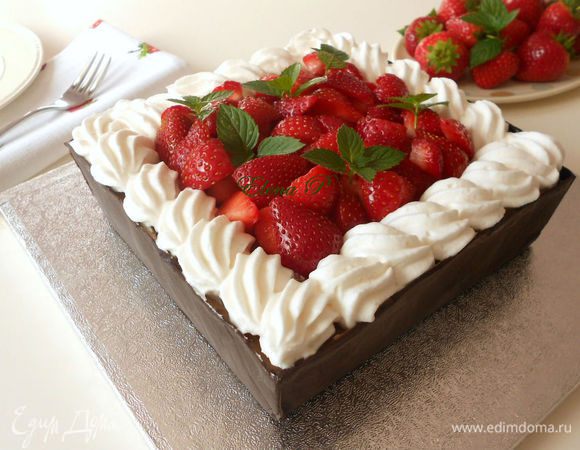 Крупную клубнику нарезать половинками и положить на сырную начинку. Украсить листочками мяты. Подавать с оставшейся клубникой. Приятного аппетита и наслаждения !