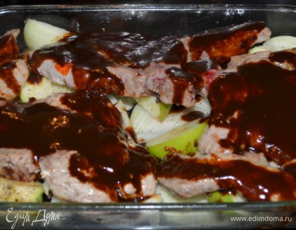 Выложить свиные отбивные поверх яблок и шалота. Вылить половину барбекю сверху. Поставить в духовку снизив тем-ру на 190 гр. на 15 мин.
Перевернуть, вылить вторую часть соуса барбекю и готовить еще 15 мин. или до готовности.