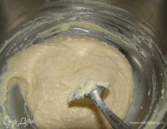 Яйца разбить вилкой или венчиком, добавить творог и пюрировать блендером