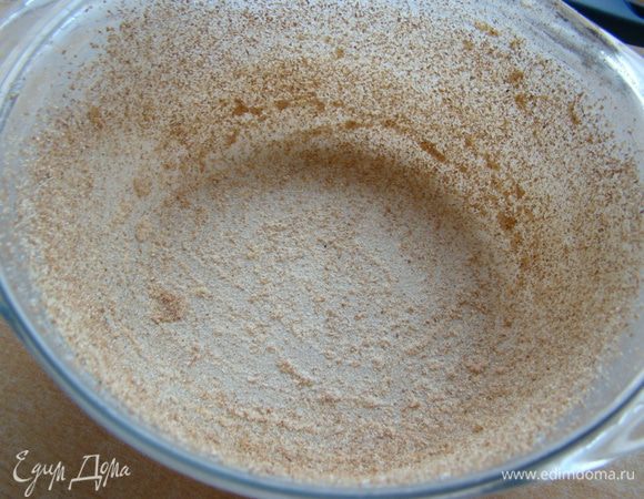 Форму смазать маслом, обсыпать сухарями. Можно использовать силиконовую форму, в таком случае ее смазывать не придется 