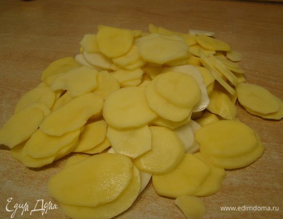 Картофель вымыть, почистить, нарезать на тонкие кружки