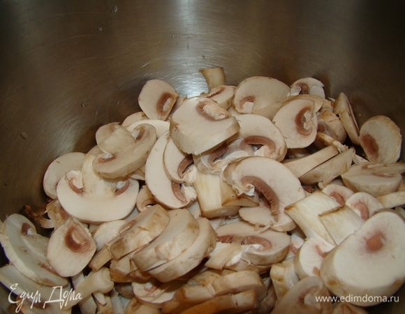 Грибы нарезать пластинками по 3-4 мм