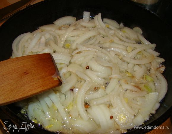 Обжарить на растительном масле лук до полупрозрачного цвета, добавить грибы и тушить до полного испарения жидкости