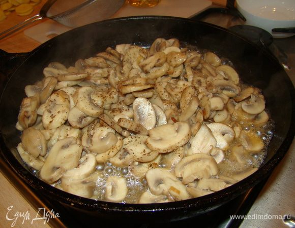 Я жарю лук и грибы отдельно. Посолите и поперчите по вкусу