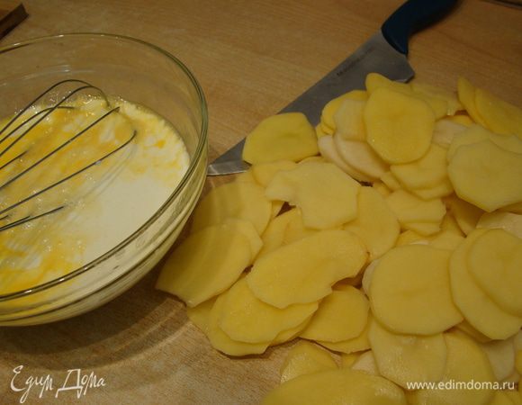 Отдельно смешать яйца со сливками, слегка посолить; сыр натереть