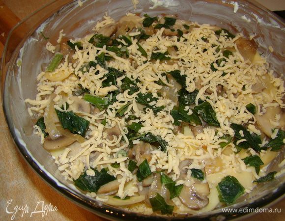 Огнеупорную форму смазать кусочком сливочного масла; выкладывать слоями картофель, грибы с луком, немного сыра, зелень и поливать сливочно-яичной  смесью