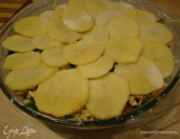 Верхний слой должен быть картофельным, его надо только залить оставшимися яйцами со сливками (оставьте немного сыра и зелени). Форму накрыть фольгой