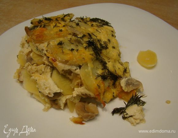 Запекать при 180 "С около часа, затем снять фольгу, посыпать отложенным сыром и рубленной зеленью, и еще оставить в духовке минут на 20. Запеканка готова, когда пропечется картофель