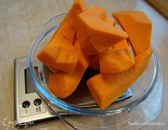 Тыкву очистите от кожуры и семечек, нарежьте на некрупные кусочки.