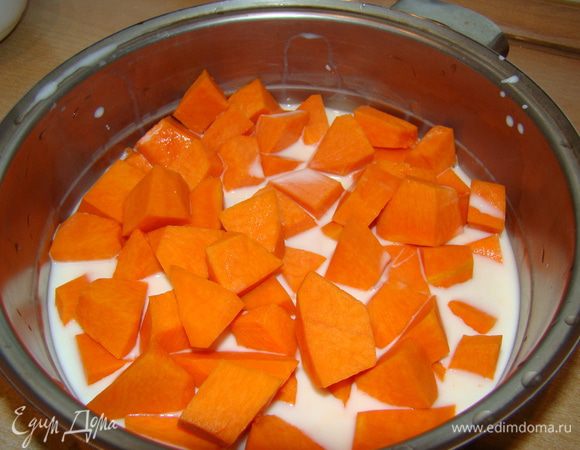 Залейте тыкву половиной объема молока, добавьте щепотку соли, варите 30 минут. Всыпьте пшено и сахар, варите еще 30 минут.