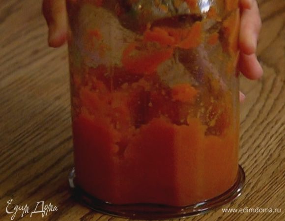 Измельчить морковь блендером в гладкое пюре.