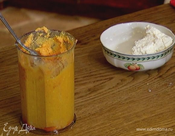 Половину творога соединить с морковным пюре, яйцом, добавить манку, сливочное масло, сахар и соль, взбить все блендером в однородную массу.