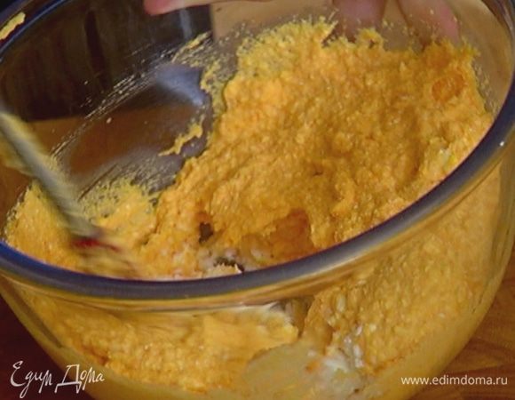 Добавить оставшийся творог, 1 ст. ложку муки и перемешать.