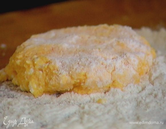 Из творожного теста сформировать сырники и обвалять их в оставшейся муке.